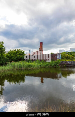 Die Belmont Werk arbeitet gesehen vom Digbeth Canal, Birmingham, Teil der EastSide Schlösser Entwicklung für Birmingham City University Stockfoto