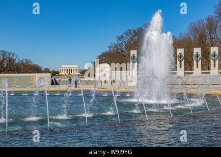 Blick auf den Zweiten Weltkrieg Memorial detail und Lincoln Memorial im Hintergrund sichtbar, Washington D.C., Vereinigte Staaten von Amerika, Nordamerika Stockfoto