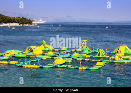 BOL, KROATIEN - August 06, 2019: Wasser Fun Park auf einem Strand Zlatni Rat in Bol auf der Insel Brac Stockfoto