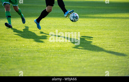 Funktion, Aktion, Schatten, Licht, Ball, Spiel, Beine und Ball, Fußball DFB-Pokal, 1. Runde, Karlsruher SC (KA) - Hannover 96 (H) 2:0, am 12.08.2019 in Karlsruhe/Deutschland. ##DFL-Bestimmungen verbieten die Verwendung von Fotografien als Bildsequenzen und/oder quasi-video ### Nutzung weltweit Stockfoto