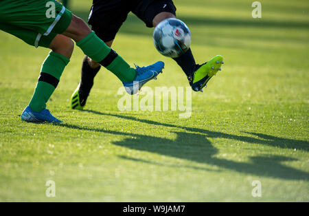 Funktion, Aktion, Schatten, Licht, Ball, Spiel, Beine und Ball, Fußball DFB-Pokal, 1. Runde, Karlsruher SC (KA) - Hannover 96 (H) 2:0, am 12.08.2019 in Karlsruhe/Deutschland. ##DFL-Bestimmungen verbieten die Verwendung von Fotografien als Bildsequenzen und/oder quasi-video ### Nutzung weltweit Stockfoto