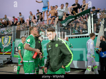 Florent MUSLIJA (H) und andere Spieler vor wütenden Fans nach dem SPiel, Fußball DFB-Pokal, 1. Runde, Karlsruher SC (KA) - Hannover 96 (H) 2:0, am 12.08.2019 in Karlsruhe/Deutschland. DFL Bestimmungen verbieten die Verwendung von Fotografien als Bildsequenzen und/oder quasi-video ### Nutzung weltweit Stockfoto