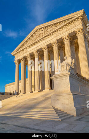 Der Oberste Gerichtshof der Vereinigten Staaten bei Sonnenuntergang, Washington D.C., Vereinigte Staaten von Amerika, Nordamerika Stockfoto