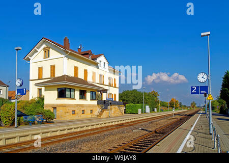 Bahnhof, Weisenheim (Sand), Zugangsweg, Schienen Stockfoto