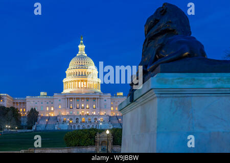 Ansicht des United States Capitol Gebäude in der Dämmerung, Washington D.C., Vereinigte Staaten von Amerika, Nordamerika Stockfoto