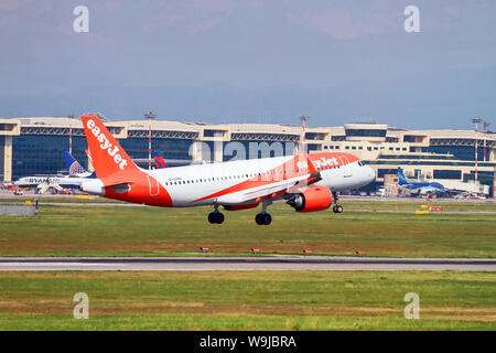 EasyJet Airbus A 320-251 N (G-UZHU), Malpensa (MXP/LIMC), Mailand, Italien Stockfoto