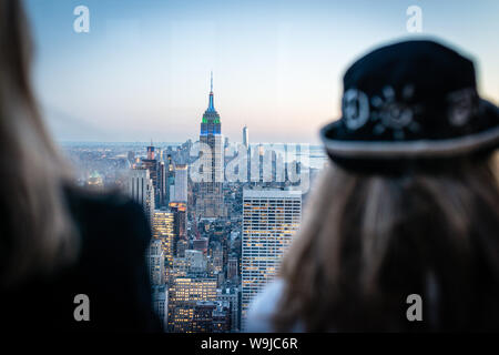 Den Sonnenuntergang von der Spitze des Felsens mit Empire State Building, Downtown Manhattan Stockfoto
