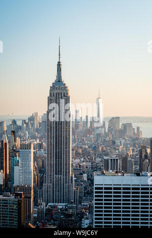 Empire State Building, Downtown Manhattan bei Sonnenuntergang von der Spitze des Felsens zu sehen Stockfoto