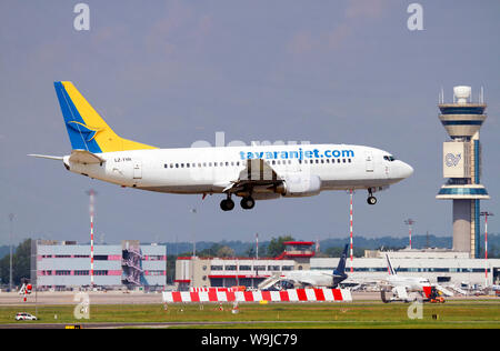 Tayaran Jet Boeing 737-330 (LZ-TYR), Malpensa (MXP/LIMC), Mailand, Italien Stockfoto