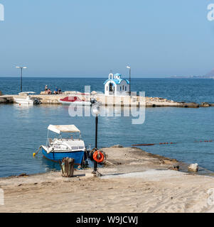 Kalamki Beach, Kreta, Griechenland. Ein blau und weiß gestrichenen fishermans Chapel auf Kalamaki Hafen, Norden von Kreta. Stockfoto