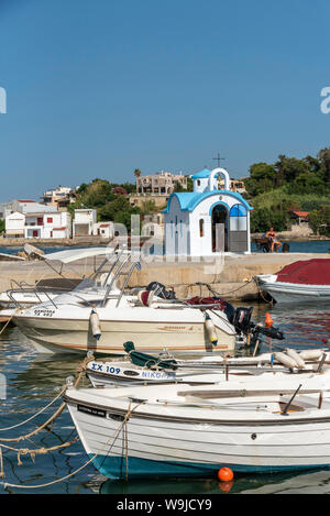 Kalamki Beach, Kreta, Griechenland. Ein blau und weiß gestrichenen fishermans Chapel auf Kalamaki Hafen, Norden von Kreta. Stockfoto