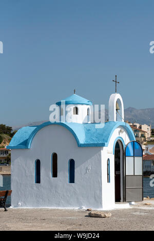 Kalamki Beach, Kreta, Griechenland. Ein blau und weiß gestrichenen fishermans Chapel auf Kalamaki Hafen, Norden von Kreta. Stockfoto