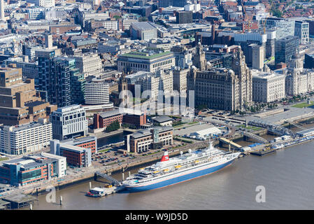 Ein Fred Olsen Linie Kreuzfahrtschiff, Black Watch und den Dazzle Mersey Fähre aus der Luft, Liverpool, Waterfront schoß, North West England, Großbritannien Stockfoto