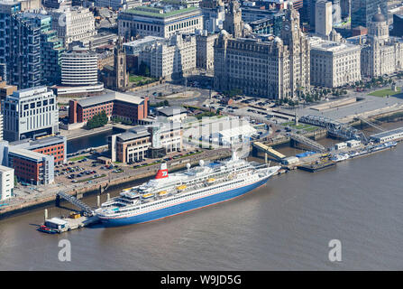 Ein Fred Olsen Linie Kreuzfahrtschiff, Black Watch und den Dazzle Mersey Fähre aus der Luft, Liverpool, Waterfront schoß, North West England, Großbritannien Stockfoto