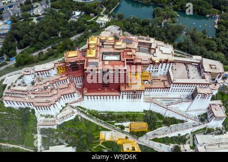 Lhasa. 10 Aug, 2019. Luftbild am 10.08.2019 zeigt den Potala Palast in Lhasa, Hauptstadt von Südwesten Chinas Tibet autonomen Region berücksichtigt. Atemberaubende Luftaufnahmen zeigen bezaubernde Landschaft von Lhasa in einer Höhe von 3.650 m über dem Meeresspiegel. Credit: Li Xin/Xinhua/Alamy leben Nachrichten Stockfoto