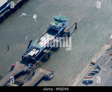 Eine Luftaufnahme der Insel Man Fähren laden in Heysham Hafen, North West England, Großbritannien Stockfoto