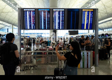 Hong Kong. 14. August 2019. Hong Kong Flughafen wurde heute mit nur begrenzten Zugang zu den Reisenden nur im Besitz einer gültigen Bordkarte und Ausweis wieder eröffnet. Dieses kommt nach der Flughafen hat für fast eine Woche besetzt worden. Die anti-Auslieferung bill Proteste sind eine Reihe von laufenden Demonstrationen in Hongkong gegen die flüchtigen Straftäter und die Rechtshilfe in Strafsachen Rechtsvorschriften Gesetzentwurf der Regierung von Hongkong vorgeschlagen. Credit: Joshua Preston/Alamy leben Nachrichten Stockfoto