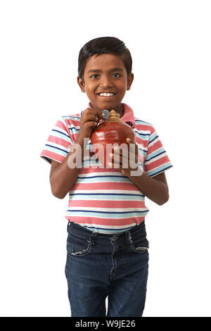 Portrait eines ländlichen jungen ein Sparschwein und lächelnd Stockfoto