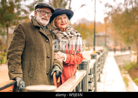Senior Paar auf einer Brücke im Herbst posing Stockfoto