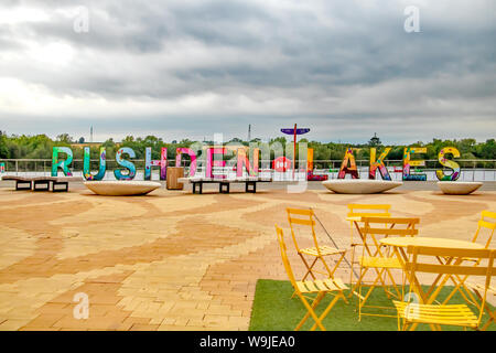 Die rushden Seen Zeichen ist ein farbenfroher Blickfang für die Seepromenade Stockfoto