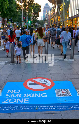 Luxus Shopping Precinct Orchard Road, Singapur, drehte sich ein Nichtraucher Zone 2019, und Zeichen auf dem Fußweg lackiert warnen Eindringlinge von hohen Geldstrafen Stockfoto