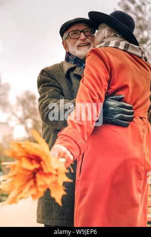 Niedrige Winkel einer gerne älteres Paar umarmen in Park Stockfoto