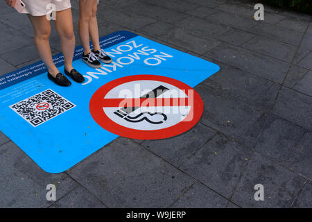 Luxus Shopping Precinct Orchard Road, Singapur, drehte sich ein Nichtraucher Zone 2019, und Zeichen auf dem Fußweg lackiert warnen Eindringlinge von hohen Geldstrafen Stockfoto