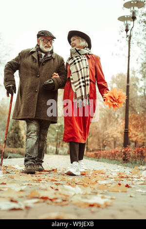Gerne älteres Paar Hand in Hand im Park Stockfoto