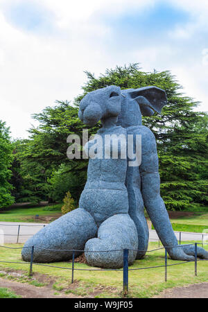 Der Yorkshire Sculpture Park (YSP), West Bretton, in der Nähe von Wakefield, West Yorkshire, England. Skulptur eines riesigen Wirework Hase berechtigt zu sitzen. Stockfoto
