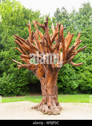 Der Yorkshire Sculpture Park (YSP), West Bretton, in der Nähe von Wakefield, West Yorkshire, England. Eine Anzeige von Ai Weiwei berechtigt, Bügeleisen Baum, 2013 Stockfoto