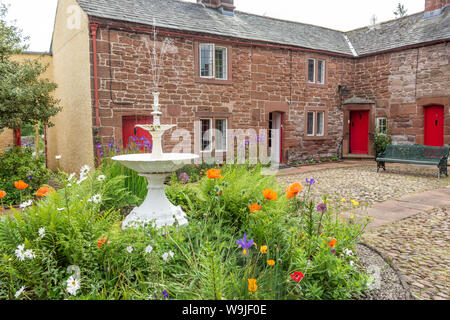 Appleby-in-Westmorland, Cumbria, England. Der gepflasterte Innenhof von St. Anne's Hospital und Kapelle. Stockfoto