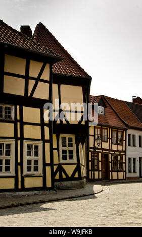 Blick in eine einsame Straße mit schönen alten Häuser in Salzwedel, Stockfoto