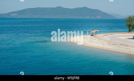 Leeren Strand auf einer griechischen Insel mit einem Schirm Stockfoto