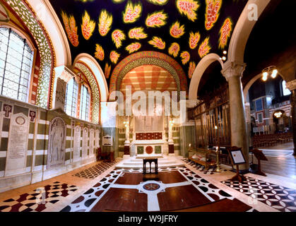 London, England, UK. Westminster Cathedral (Katholisch: 1903). Kapelle des Hl. Georg und der englischen Märtyrer. Die Mosaiken von Tom Philips (2016) Stockfoto