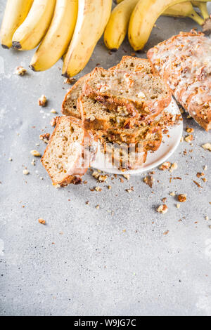 Selbstgemachte Banane Brot mit Nüssen, grauen Stein konkreten Hintergrund Kopie Raum, veganes Essen. Stockfoto