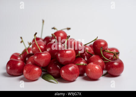 Reihe von frischen Kirschen auf weißem Hintergrund Stockfoto