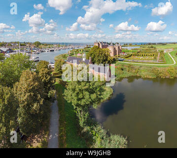 Burg namens Muiderslot mit der Marina, Muiden, Noord-Holland, Niederlande, 30071276 *** Local Caption *** Schloss, Wasser, Bäume, Sommer, Schiffe, Stockfoto