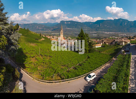 Blick auf das Dorf und seine Weinberge, Tramin an der Weinstraße - Tramin sulla Strada del Vino,, Südtirol - Alto Adige, Italien, 30071327 *** Lokale C Stockfoto