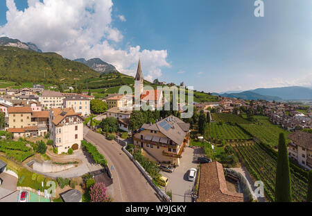 Blick auf das Dorf und seine Weinberge, Tramin an der Weinstraße - Tramin sulla Strada del Vino,, Südtirol - Alto Adige, Italien, 30071334 *** Lokale C Stockfoto