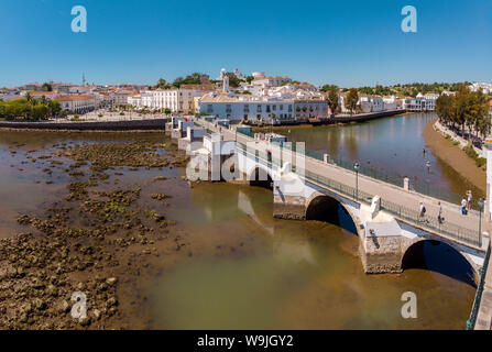 Ponte Romano, Römische Brücke über den Fluss Gilao, Tavira, Algarve, Portugal, 30071477 *** Local Caption *** Stadt, Dorf, Wasser, Frühling, Antenne Stockfoto