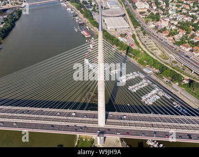 Ada Brücke in Belgrad an einem sonnigen Sommertag Stockfoto