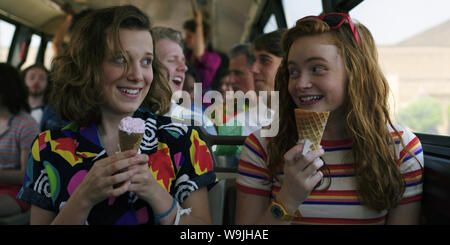 Die dritte Saison der amerikanischen Science Fiction - Horror web TV-Serie fremder Sachen, betitelt fremder Dinge 3. Die dritte Staffel stars Winona Ryder, David Harbour, Finn Wolfhard, Millie Bobby Brown, Gaten Matarazzo, Kaleb, McLaughlin, Noah Schnapp, Sadie Waschbecken, Natalia Dyer, Charlie Heaton, Joe Keery, dacre Montgomery, Maya Hawke, Priah Ferguson, und Cara Buono. Dieses Foto ist nur für den redaktionellen Gebrauch bestimmt und unterliegen dem Copyright der Film Company und/oder der bezeichneten Fotograf durch den Film oder die Produktion Firma zugewiesen. Stockfoto