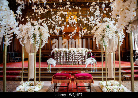 Brüssel, Brabant, Belgien. 14 Aug, 2019. Ein Blumenarrangement wird dargestellt in einem Trauzimmer der Brüsseler Rathaus. Blüte Zeit ist eine zweijährige Initiative, die 2013 von der Stadt Brüssel und die ASBL (gemeinnützige Organisation) Tapis de Fleurs de Bruxelles" ins Leben gerufen wurde. Unter dem Motto "Eine Welt der floralen Emotionen", mehr als 30 top Floristen aus 13 Ländern die herrlichen Zimmer von Brussels City Hall, die von der Unesco zum Meisterwerk gotischer Architektur eingerichtet. Brüssel' berühmten Grand Place veranstaltet zu diesem Anlass einen atemberaubenden Blume arch aus 500 Fuchsien. In diesem Jahr, die künstlerische Stockfoto