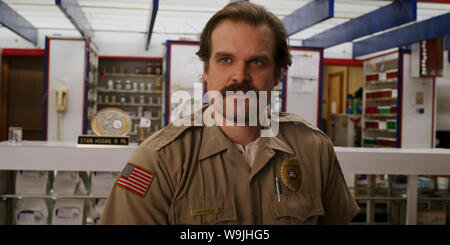 Die dritte Saison der amerikanischen Science Fiction - Horror web TV-Serie fremder Sachen, betitelt fremder Dinge 3. Die dritte Staffel stars Winona Ryder, David Harbour, Finn Wolfhard, Millie Bobby Brown, Gaten Matarazzo, Kaleb, McLaughlin, Noah Schnapp, Sadie Waschbecken, Natalia Dyer, Charlie Heaton, Joe Keery, dacre Montgomery, Maya Hawke, Priah Ferguson, und Cara Buono. Dieses Foto ist nur für den redaktionellen Gebrauch bestimmt und unterliegen dem Copyright der Film Company und/oder der bezeichneten Fotograf durch den Film oder die Produktion Firma zugewiesen. Stockfoto