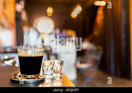 Hot americano Kaffee und Rauchen in den Coffee Shop. Stockfoto