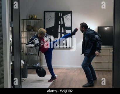 Stuber ist ein 2019 amerikanische Buddy action Komödie Film unter der Regie von Michael Pendeln und von Tripper Clancy geschrieben. Es Sterne Kumail Nanjiani, Dave Bautista, Iko Uwais, Natalie Morales, Betty Gilpin, Jimmy Tatro, Mira Sorvino und Karen Gillan Dieses Foto ist nur für den redaktionellen Gebrauch bestimmt und unterliegen dem Copyright der Film Company und/oder der bezeichneten Fotograf durch den Film oder die Produktion Firma zugewiesen. Stockfoto
