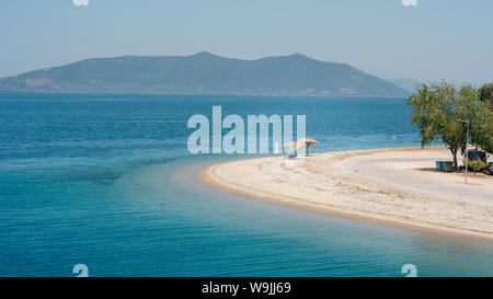 Leeren Strand auf einer griechischen Insel mit einem Schirm Stockfoto