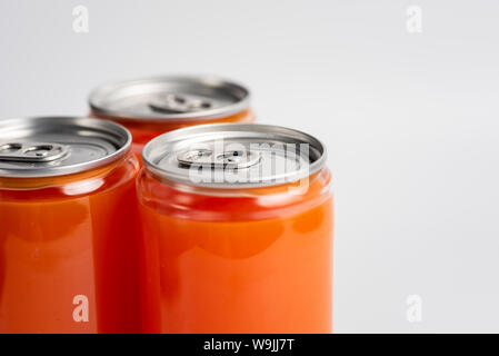 Orangensaft in einem Sehen - durch können auf Weiß Stockfoto