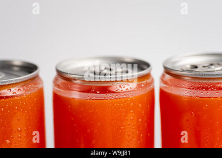 Orangensaft in einem Sehen - durch können auf Weiß Stockfoto