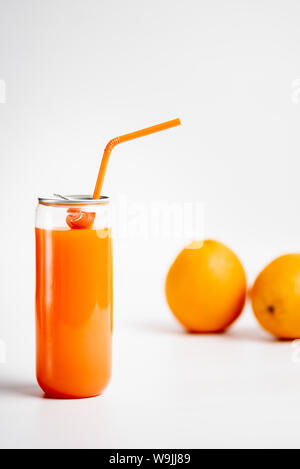 Orangensaft in einem Sehen - durch können auf Weiß Stockfoto